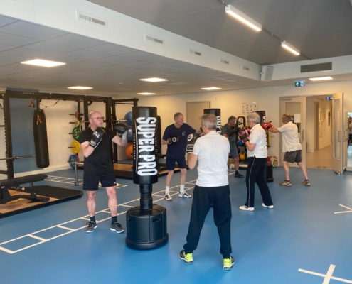 Deelnemers die meedoen aan sporten en bewegen met parkinson en boksen