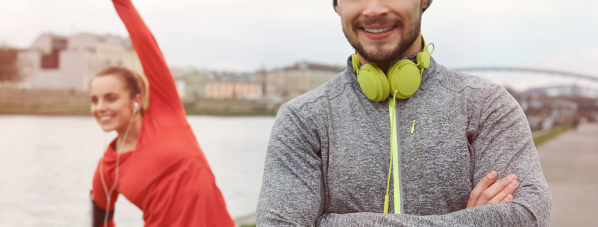 Een vrouw en een man die buiten aan het stretchen zijn als start om te gaan hardlopen omdat zij regelmatig te veel sporten