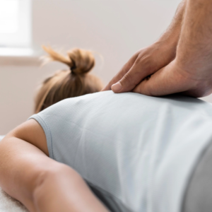Vrouwelijke patiënt krijgt fysiotherapie in Sliedrecht met behulp van de fysiotherapeut op de behandelbank ik de behandelkamer.